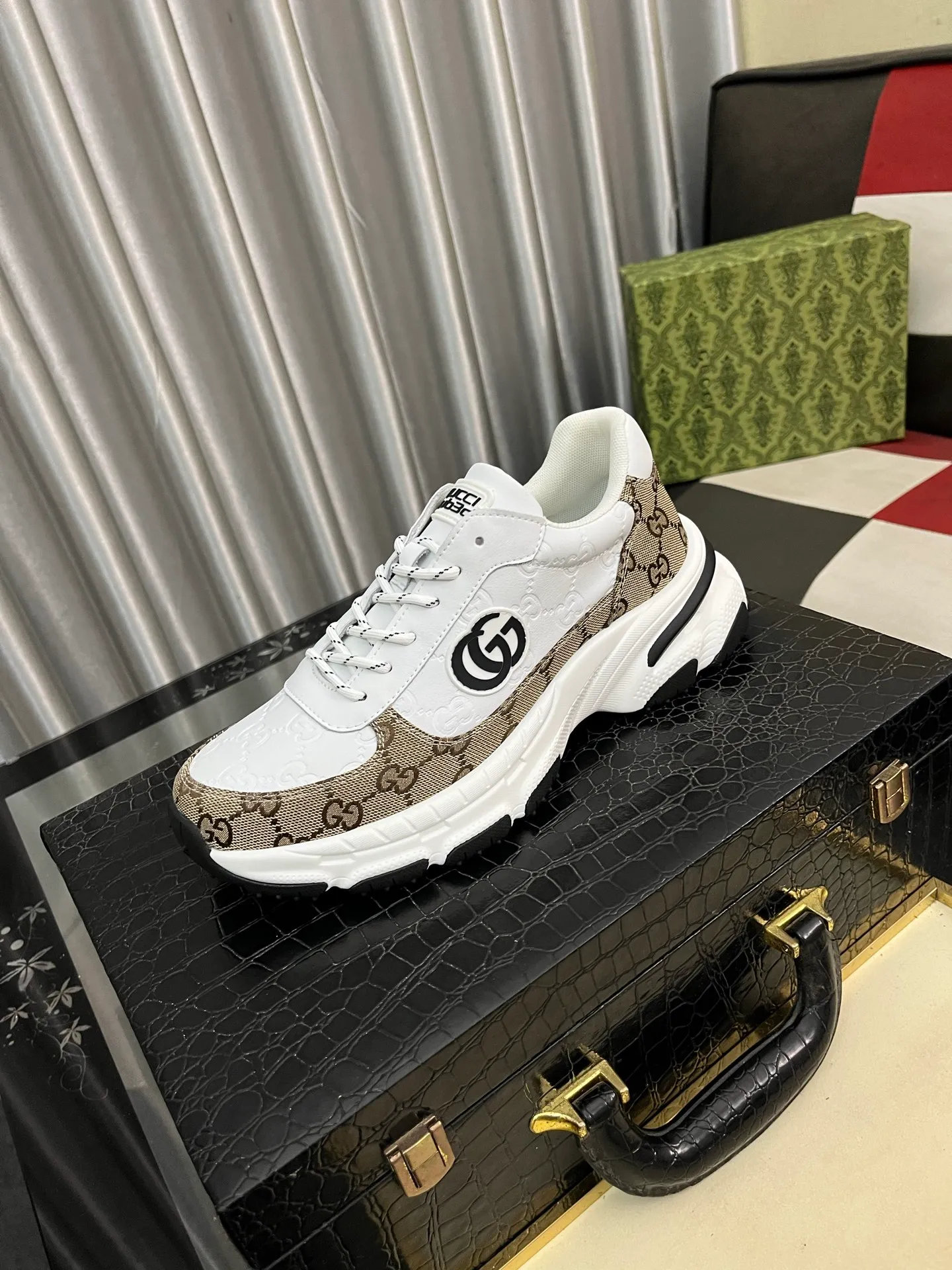 Men's Men's Shoes 💰458⌚️⌚️【GUCCI】Gucci men's latest white shoe series casual shoes! The official website is built 1:1. Upper: Made of imported cowhide, with electric embroidery ➕Inner lining: Made of high-quality first-layer pigskin, soft and comfortable. Picky material selection and exquisite workmanship give you the best enjoyment. Size: 38-44. 3️⃣colors available